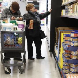 mayores en un supermercado