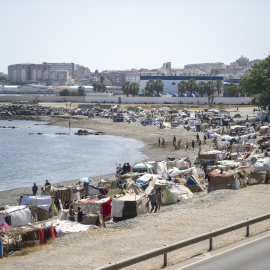 EuropaPress_7741002_varios_inmigrantes_acampados_playa_31_agosto_2026_ceuta_espana_ceuta_sigue