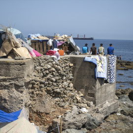 Varios inmigrantes acampados en una playa, a 31 de agosto de 2026, en Ceuta