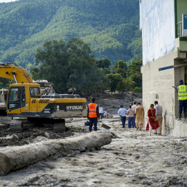Excavadora y efectivos nepalíes trabajando en labores de rescate en Devighat (Nepal).