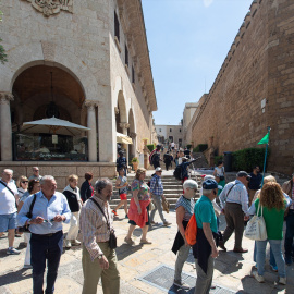 Grupo de turistas haciendo una visita guiada por las calles de Palma de Mallorca en una imagen de archivo.