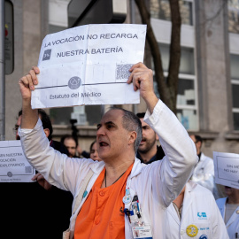 EuropaPress_7299438_medicos_manifestandose_concentracion_frente_hospital_gregorio_maranon (1)