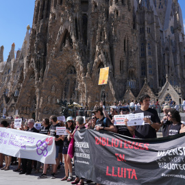 Els manifestants protestant davant la Sagrada Família aquest dimarts