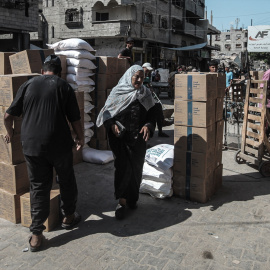 Palestinos recogiendo los víveres brindados por el Programa Mundial de Alimentos en Nuseirat.
