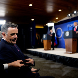 El director de la CIA, John Ratcliffe en una rueda de prensa conjunta del presidente ruso Vladimir Putin y su homólogo estadounidense Donald Trump.