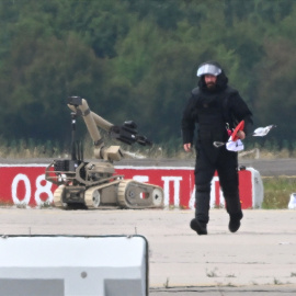 Un operario retira explosivos por el ataque con drones rusos en el aeropuerto de Leipzig, a 5 de agosto de 2026.