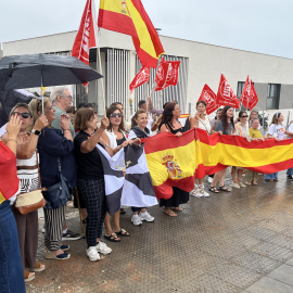 Familiares de los alumnos de la guardería de la Ciudad de Ceuta protestan por el nuevo campamento temporal para migrantes que se está frente al centro infantil en Ceuta (01/09/2026)