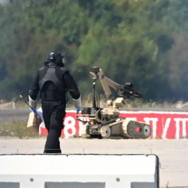 Un técnico forense trabaja junto a un robot de desactivación de explosivos cerca de un avión ucraniano en el aeropuerto de Leipzig.