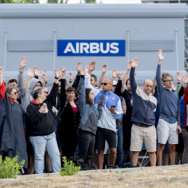 Varias personas durante la tercera jornada de huelga indefinida de empleados de Airbus, a 27 de agosto de 2026, en Getafe.