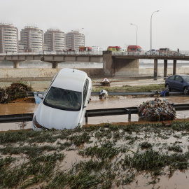 Vehículos en los alrededores de la V-30 tras el paso de la DANA, a 30 de octubre de 2024, en València.