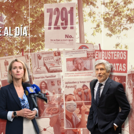 Montaje de la jefa de la diplomacia europea, Kaja Kallas, y el ministro del Interior, Fernando Grande-Marlaska, sobre un fondo de una manifestación de víctimas del 'caso residencias'.