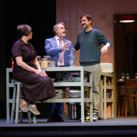 Els actors Julián López i Xavi Mira i l'actriu Pepa Charro, a l'obra '53 domingos'