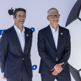 John Ternus (i) y Tim Cook (d) en una imagen de archivo.