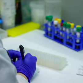 Una persona trabaja en el laboratorio del Instituto de Medicina Legal de Cataluña, a 20 de mayo de 2026, en Barcelona, Catalunya (España).