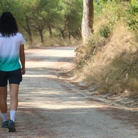 Una dona camina en un dels accessos al passeig de les Aigües, a Collserola. 05/08/2026