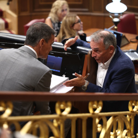 El presidente del Gobierno, Pedro Sánchez, y el diputado de IU Enrique Santiago en el pleno del Congreso.