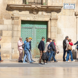 Grupos de turistas pasean por el centro de Alicante.