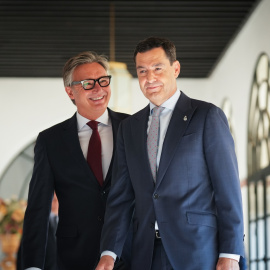 El presidente de la Junta, Juanma Moreno, junto al líder de Vox en Andalucía, Manuel Gavira.