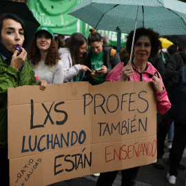 Dos mujeres sujetan una pancarta durante una manifestación por la educación pública en Madrid, en una imagen de archivo.