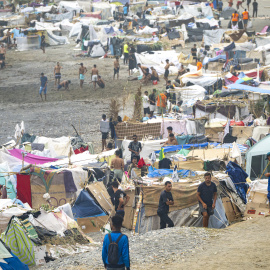 Centenares de migrantes acampan en la playa del Trampolín, a 3 de septiembre de 2026, en Ceuta.