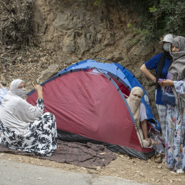 Decenas de mujeres migrantes con sus hijos esperan a ser alojados en el Centro Ecuestre.