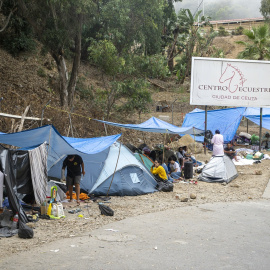 EuropaPress_7747033_familias_migrantes_esperan_puertas_centro_ecuestre_hipica_ceuta_septiembre