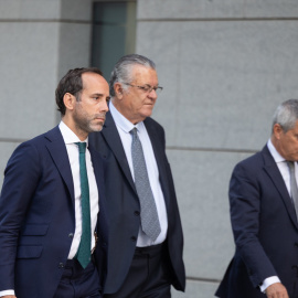 El presidente de Plus Ultra Julio Martínez Sola (centro), a su llegada a la Audiencia Nacional.