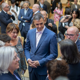 Sánchez conversa con asistentes al acto Más vivienda pública, más vivienda asequible, este lunes.