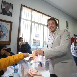 El exalcalde de Cádiz, José María González, ‘Kichi’, ejerciendo su derecho al voto, en una imagen de archivo.