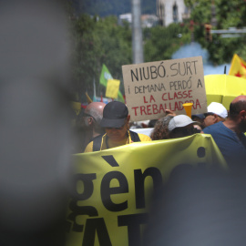 Una pancarta contra la conseller Esther Niubó, durant la manifestació de docents a Barcelona