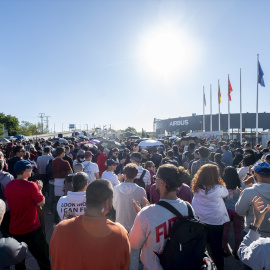 Varias personas durante la cuarta jornada de huelga indefinida de empleados de Airbus, a 28 de agosto de 2026, en Getafe.