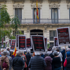 Concentración frente a la Jefatura de Policía Nacional de Via Laietana, a 15 de abril de 2025, en Barcelona.