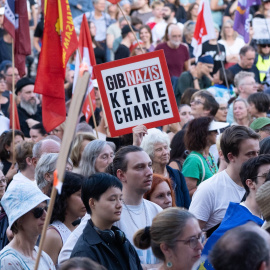 Una persona sostiene un cartel en el que se lee "No deis ninguna oportunidad a los nazis" durante una manifestación bajo el lema "Protejamos nuestra democracia de la AfD" en Alemania, a 6 de septiembre de 2026.