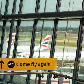 Una señal con el eslogan "Vuelve a volar" en el aeropuerto de Heathrow de Londres, en una imagen de archivo.