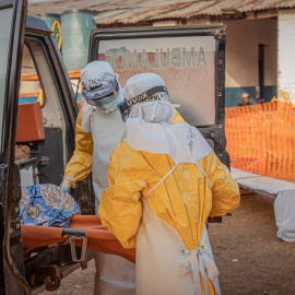 Trabajadores médicos trasladan a un paciente de ébola en la República Democrática del Congo