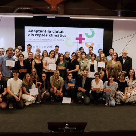 Foto de família dels representants dels 12 projectes guanyadors dels premis Agenda 2030 Barcelona + Sostenible 2026