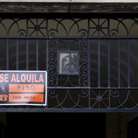 Los carteles de "se alquila" han perdido protagonismo respecto a las grandes plataformas de anuncios inmobiliarios.