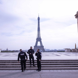 Policías franceses frente a la Torre Eiffel, en una foto de archivo.