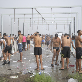 Duchas colectivas en la playa del Trampolín, a 7 de septiembre de 2026, en Ceuta.