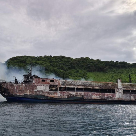 El barco 'MV June Aster' quemado tras el incendio cerca de Coron, en Filipinas, a 10 de septiembre de 2026.