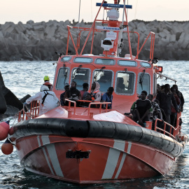 Salvamento Marítimo en un rescate al sur de la isla de El Hierro, en una imagen de archivo.