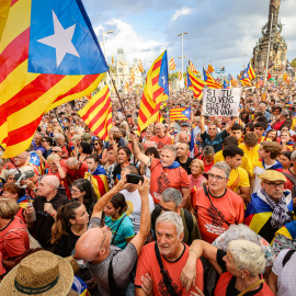 Manifestants a la plaça del Portal de la Pau, al final de la mobilització convocada per l'ANC, Òmnium Cultural i altres entitats amb motiu de la Diada  (11 de setembre del 2025)