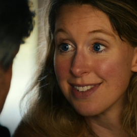 Imagen de Elisabeth Holmes durante el documental 'You can see everything'.