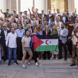 La presidenta del Congreso Francina Armengol, la ministra de Sanidad Mónica García, y la diputada de SUMAR, Teslem Andala Ubbi, y el portavoz de ERC Gabriel Rufián, entre otros, posan con representantes saharauis en la escalinata del Congreso.