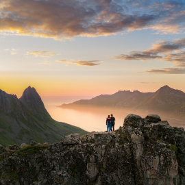 Vista del atardecer en las montañas de la isla de Senja, en Noruega.