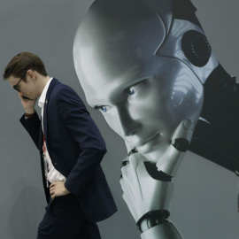 Un visitante al Mobile World Congress de Barcelona 2018 (Archivo).