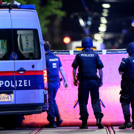 Agentes de la Policía en Viena, Austria.