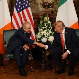 El presidente de EEUU, Donald Trump, estrecha la mano al 'taoiseach' de Irlanda, Micheal Martin.