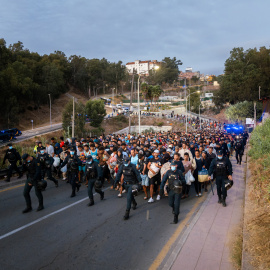 Traslado de cientos de migrantes, este domingo, en Ceuta.