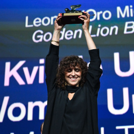 May el-Toukhy levantando el León de Oro por su filme 'Woman Uknown' en el Festival de Venecia.